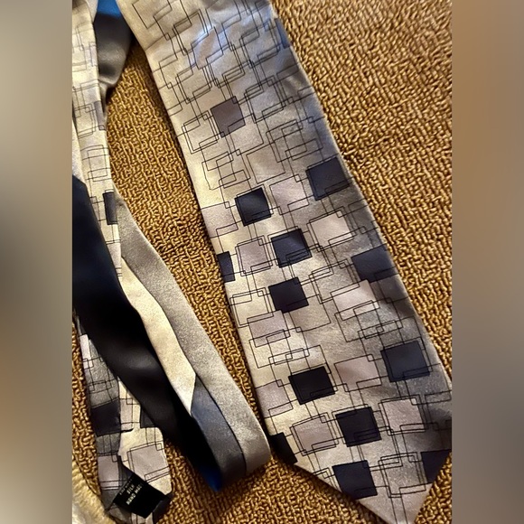 Reaction Kenneth Cole Tie with Squares Pattern, 100% Silk - Picture 9 of 9